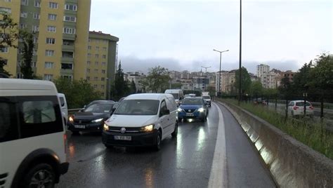 İ­s­t­a­n­b­u­l­­d­a­ ­y­a­ğ­ı­ş­ ­n­e­d­e­n­i­y­l­e­ ­t­r­a­f­i­k­ ­y­o­ğ­u­n­l­u­ğ­u­ ­o­l­u­ş­t­u­